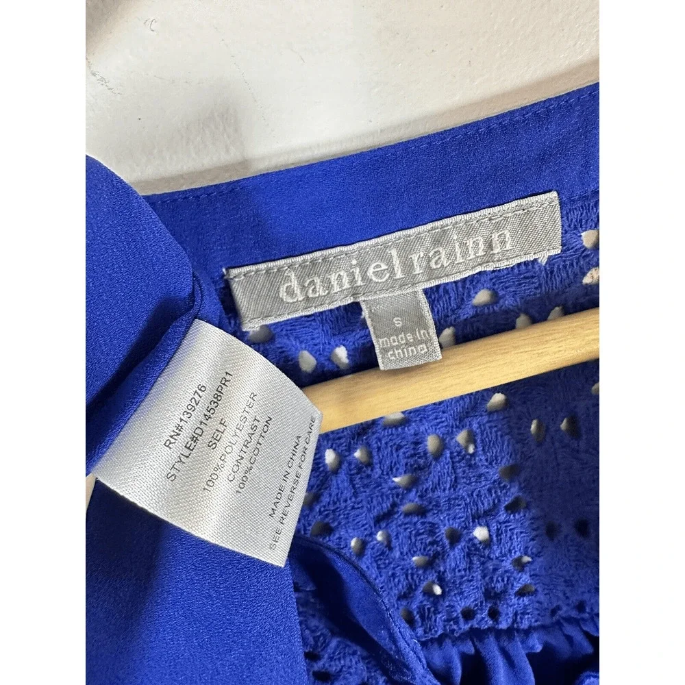 DANIEL RAINN Top Womens Small Sm S Blue Eyelet Detail Roll Tab Long Sleeve Popov